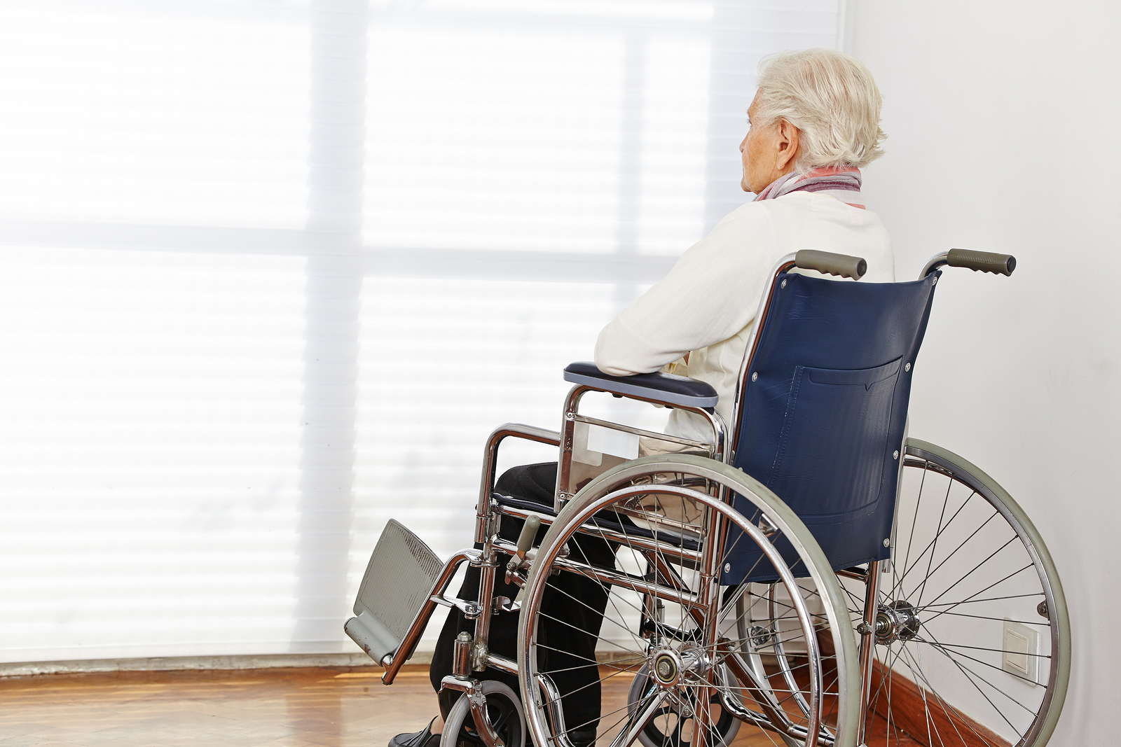 Общение с пожилым инвалидом. Пожилые и инвалиды. Пенсионеры инвалидная коляска. Пенсионер инвалид. Инвалид на инвалидной коляске.